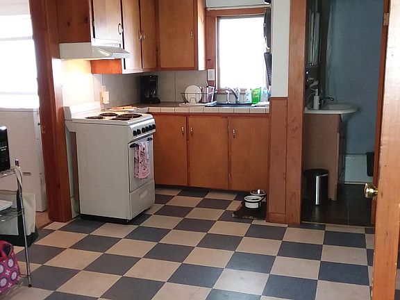 Entrance (from private enclosed porch). Living Room to the Right, Bedrooms to the left, so cheerful! New LED ceiling light over sink.