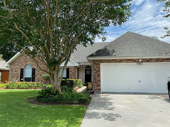 3rd image of 303 Hawthorne Dr