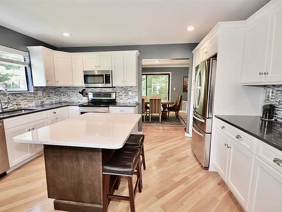 3rd image of 33 Villas Cir