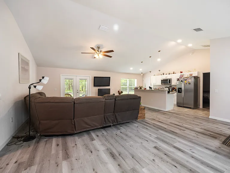 UNFURNISHED LIVING ROOM.