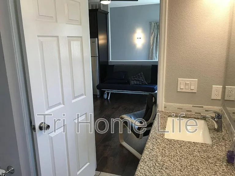 1652 N Gaylord St — Photo 11