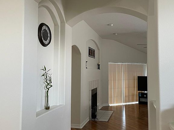 4th image of 1229 E Crimson Clover Ln