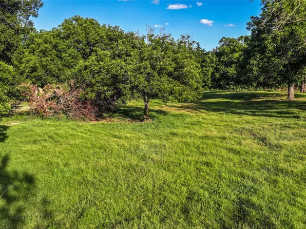 708A W Howell St, Saint Jo, TX 76265