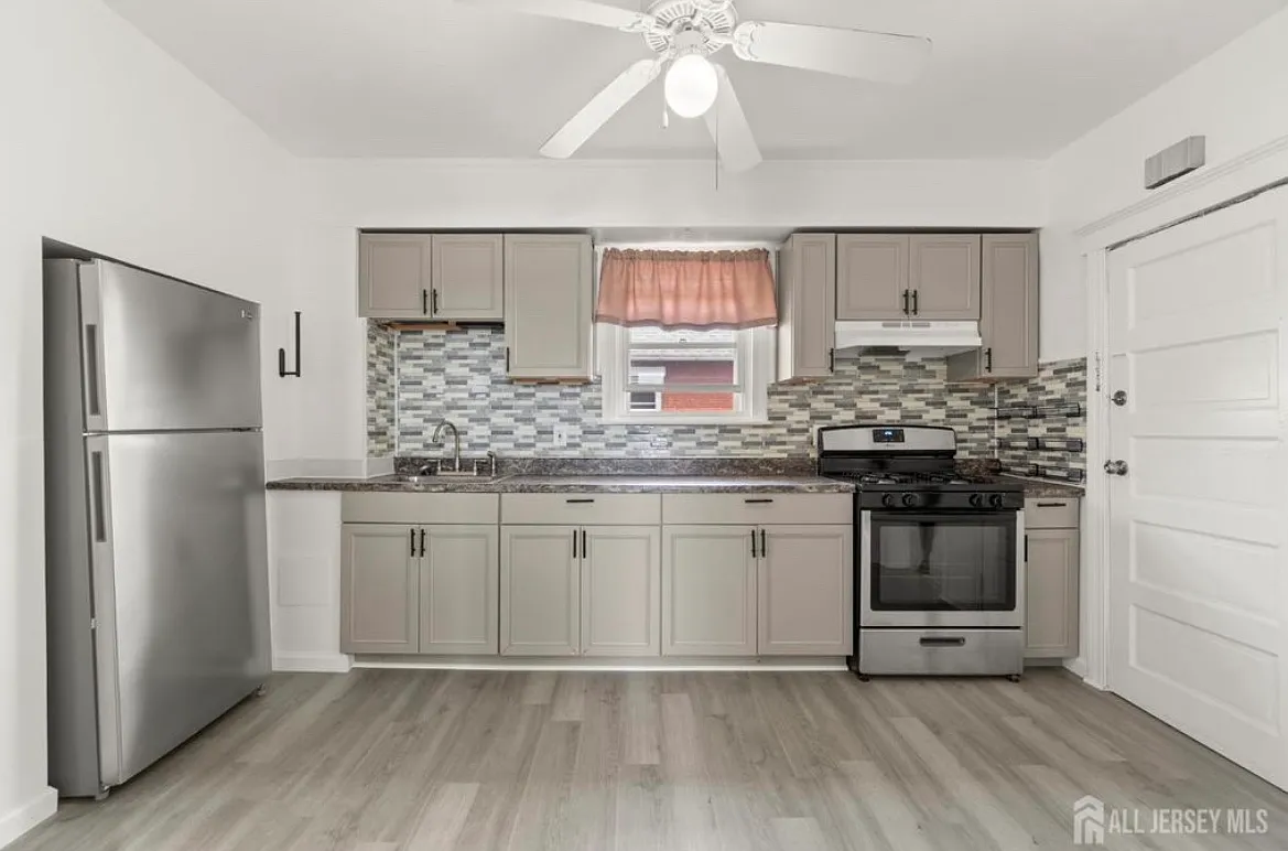2 bed, 800 sqft, $2,400 — Photo 3