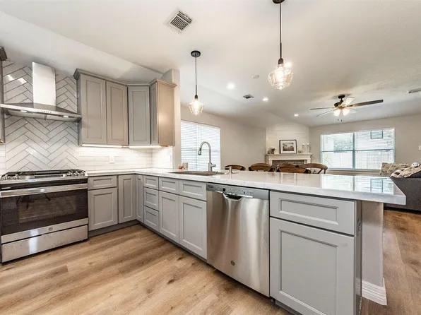 409 Sun River Ln, Dickinson, TX 77539