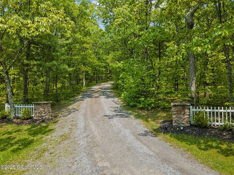 4th image of 340 Oak Meadows Road