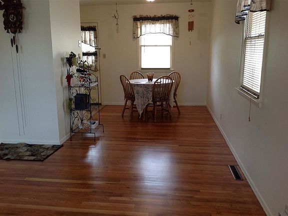 5th image of 712 E Reynolds St
