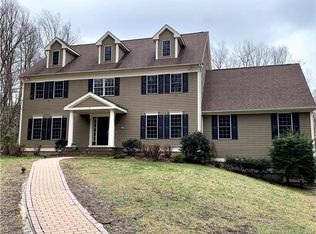 9 Brandywine Ln, Sandy Hook, CT 06482