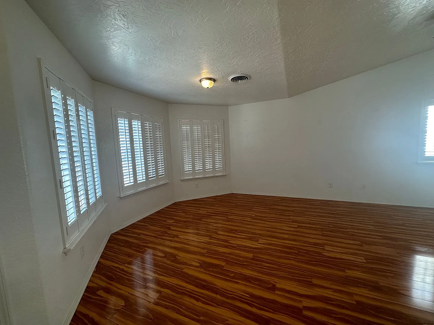 Centrally located 4 bedroom 2 bathroom house for rent in Farmington, NM — Photo 2