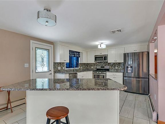 4th image of 83 Valente Dr