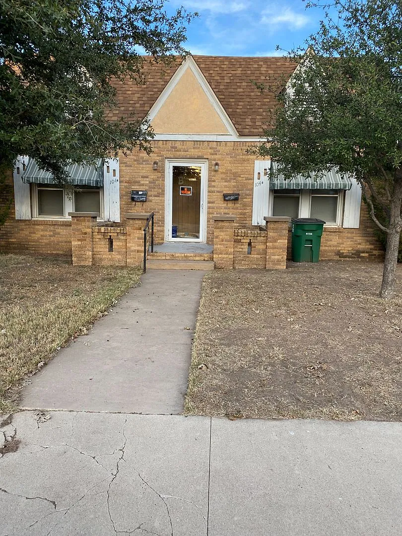 Cute And Furnished 1 Bedroom, 1 Bath Duplex Available Now! — Photo 1
