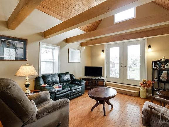 5th image of 37 Queen St N