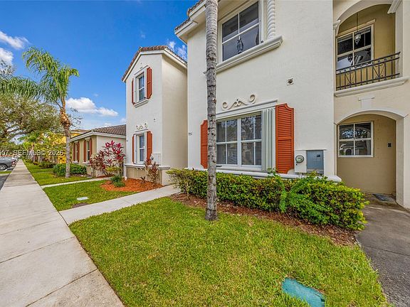 3rd image of 951 NE 42nd Ter