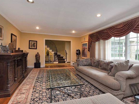 3rd image of 20 Hilltop Dr E