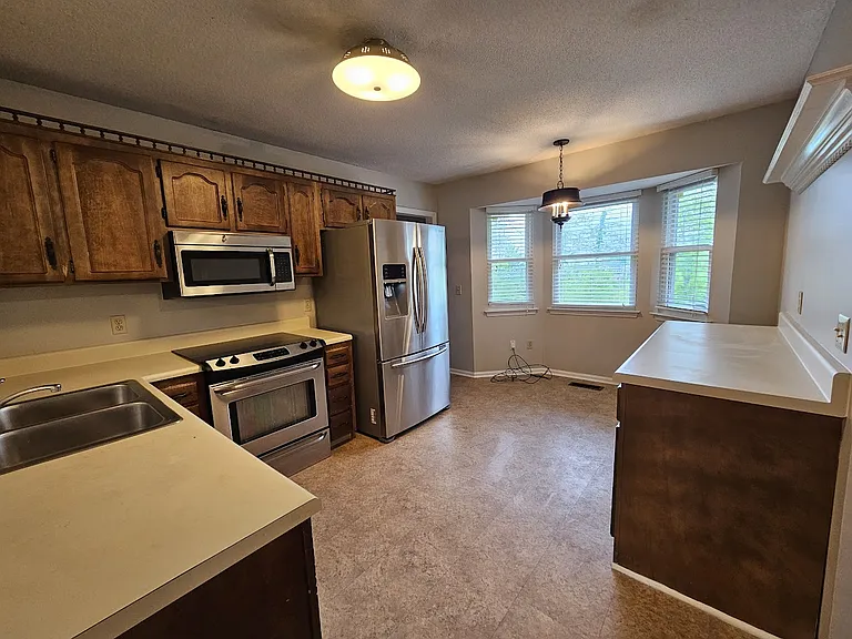 2319 Hydas Ln — Photo 2
