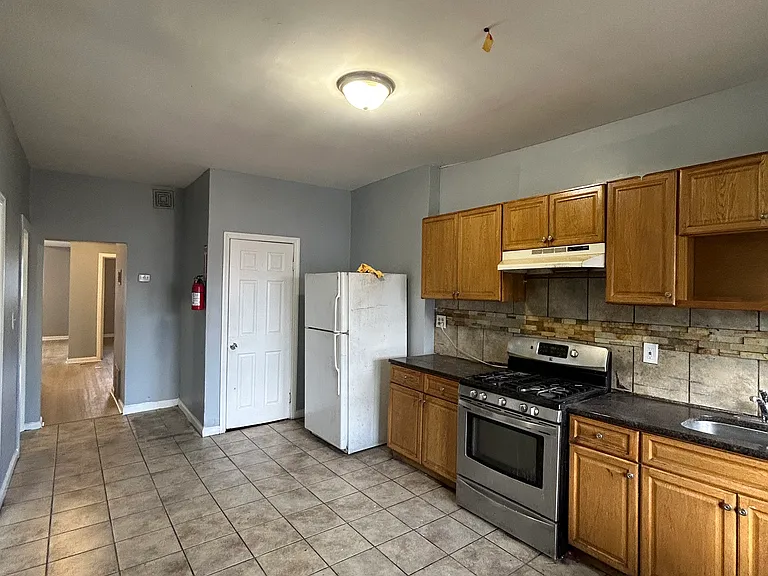 354 11th Ave #5 — Photo 3
