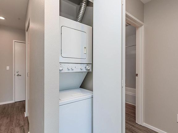 5th image of 2727 Eastlake Ave E #303