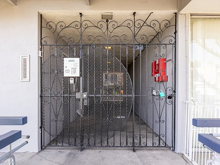 940 Guerrero St — Photo 10