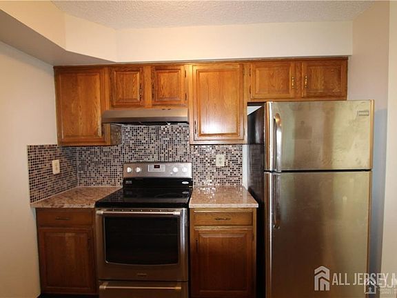 3rd image of 805 Aspen Dr