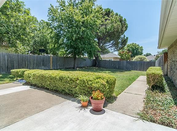 3rd image of 1606 Saint James Dr
