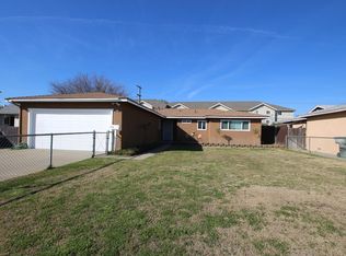 1112 Oxford Ave, Clovis, CA 93612