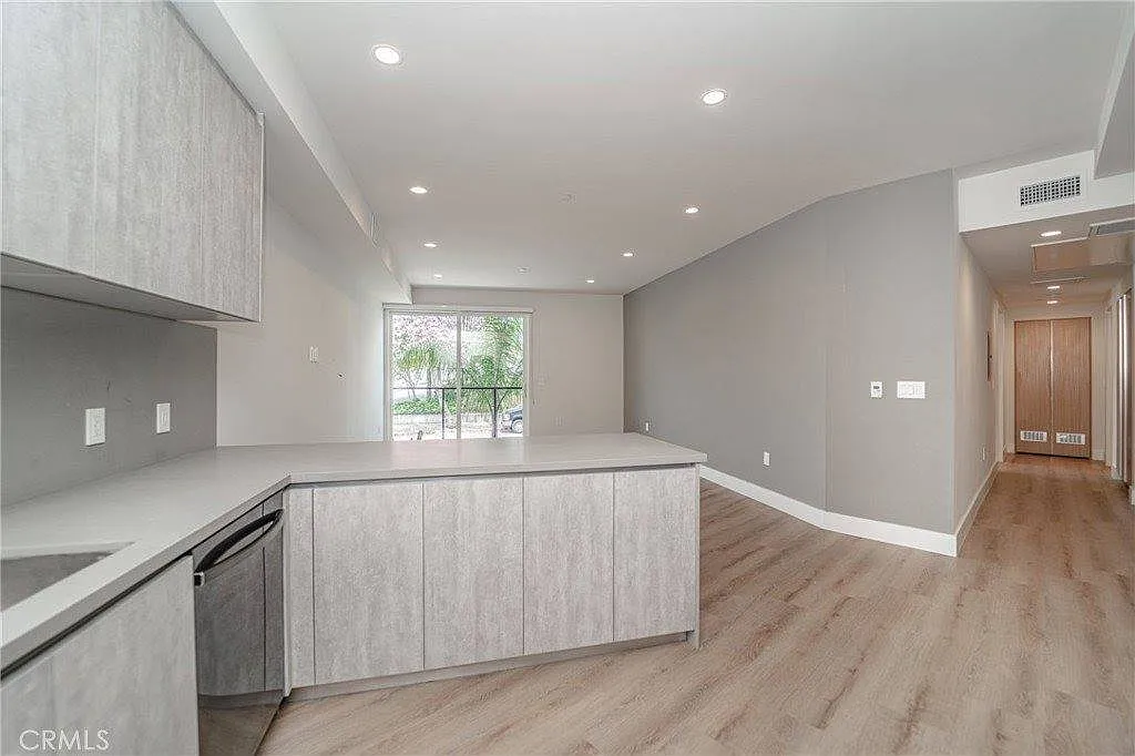 1 bed, 950 sqft, $3,600 — Photo 3