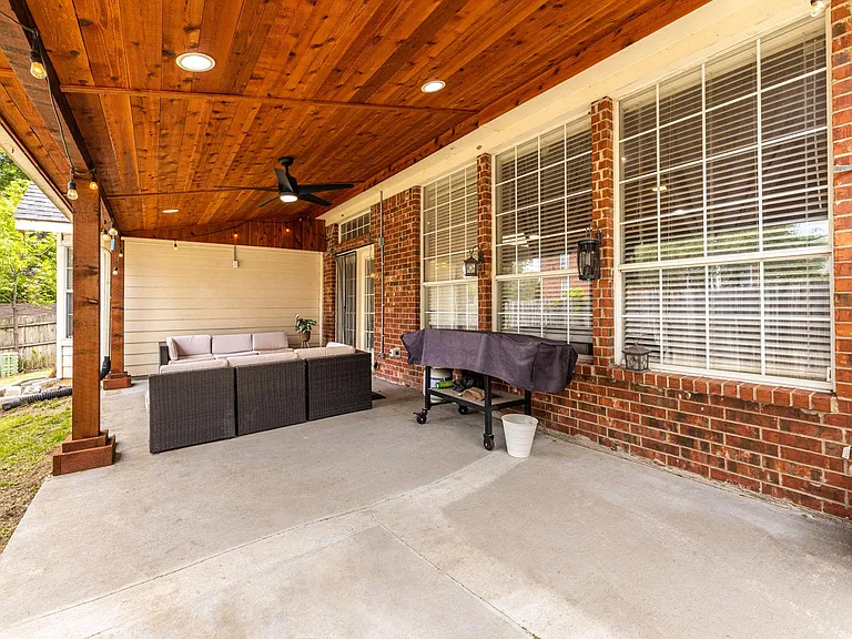 608 Laura Ln — Photo 23