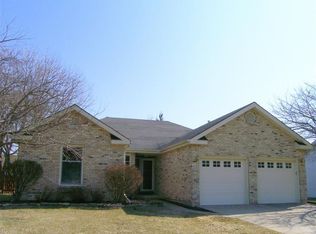 565 Saratoga Dr, Elburn, IL 60119