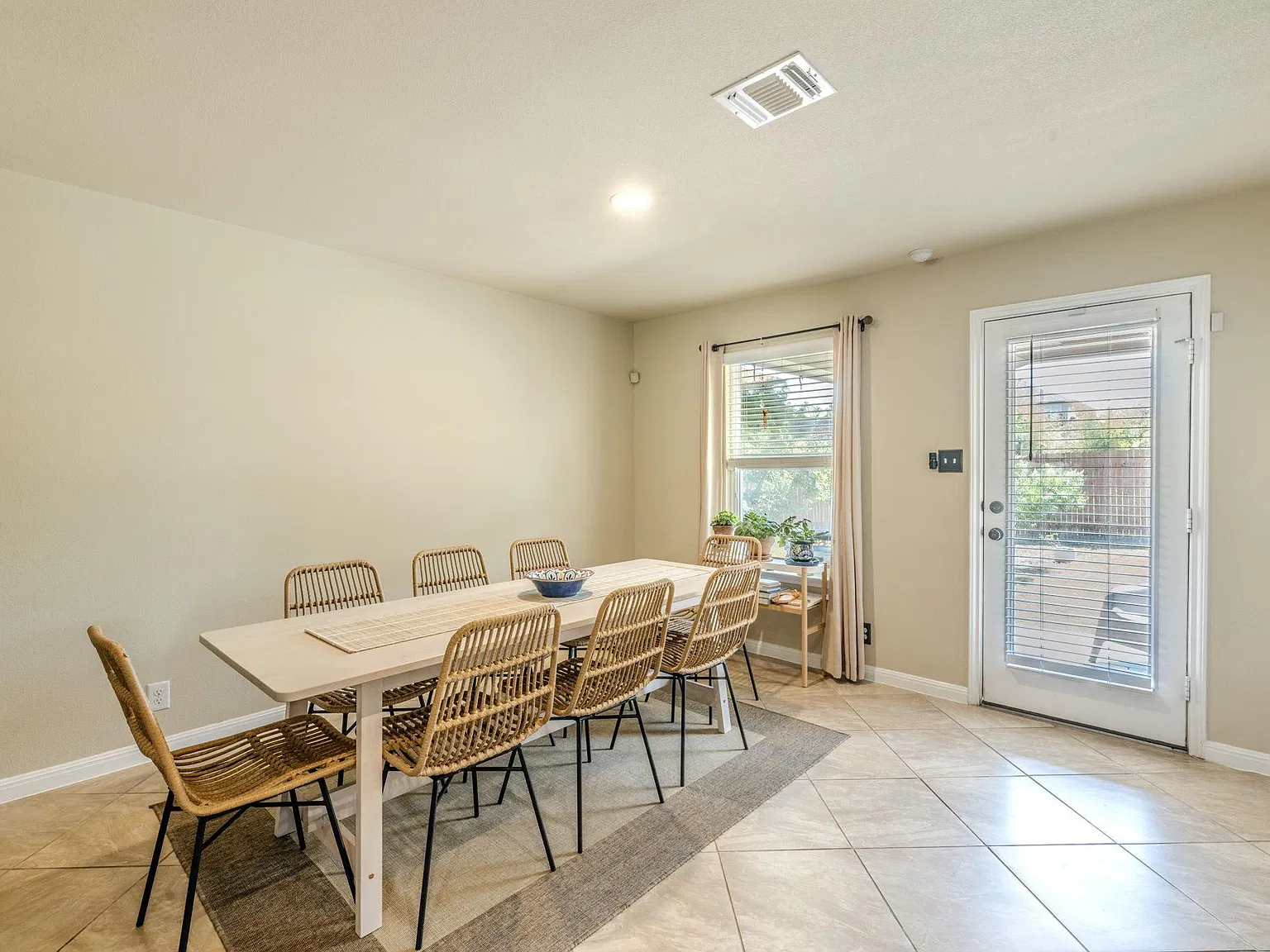 4 bed, 2.5 bath, 2232 sqft, $2,400 — Photo 4