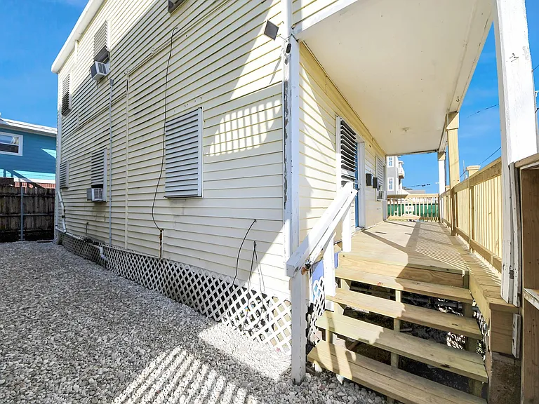1213 28th St — Photo 32