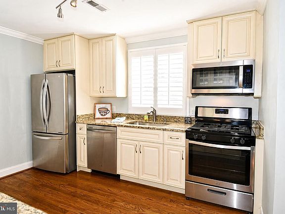 4th image of 2908 Hickory St