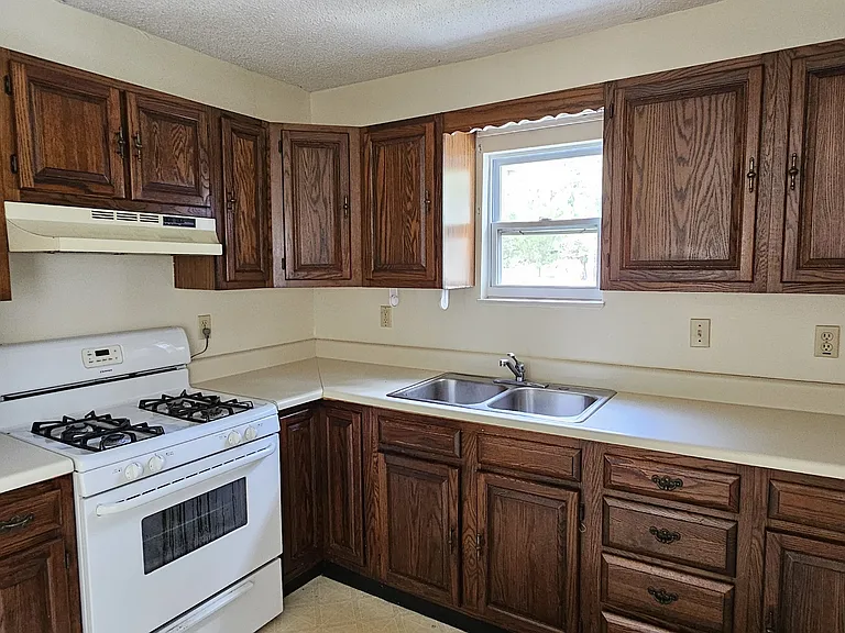 725 Powell Dr — Photo 9
