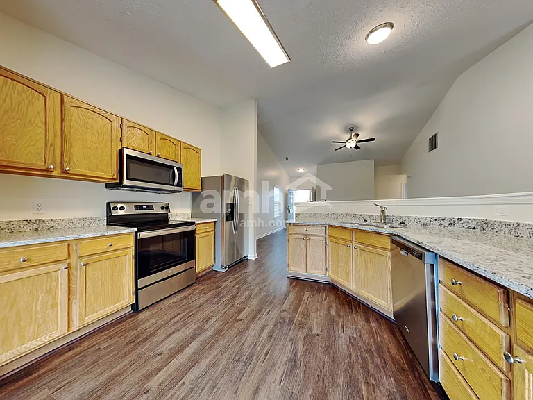 1070 Halifax Ln — Photo 3