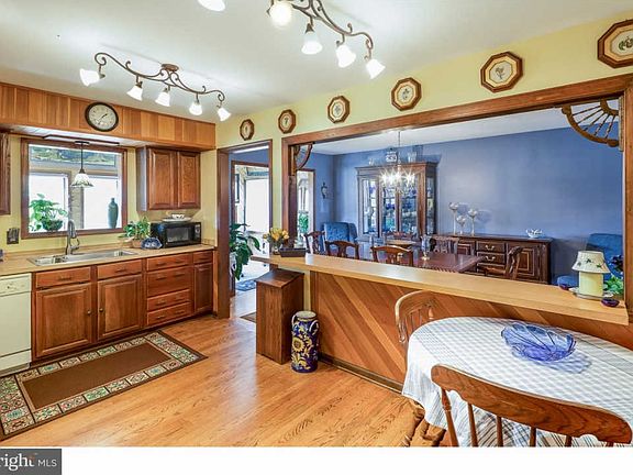 5th image of 328 Shagbark Ct