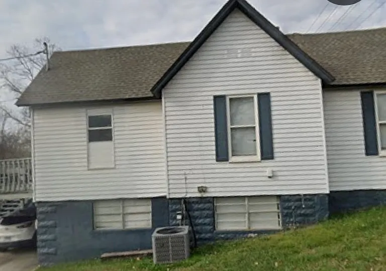 701 W Rhoten St — Photo 2