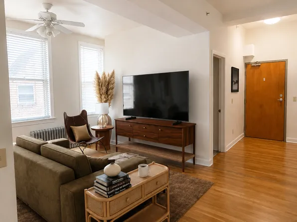 618 1/2 Church St, Evanston, IL 60201