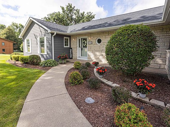 3rd image of 940 Hillcrest Cir