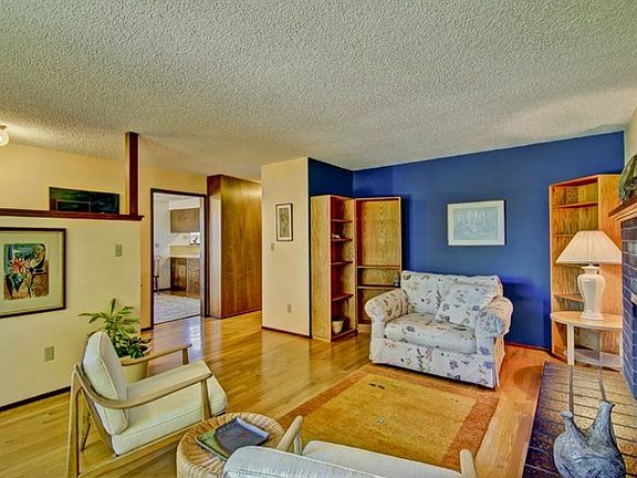 This living area has a very mid-century feel!