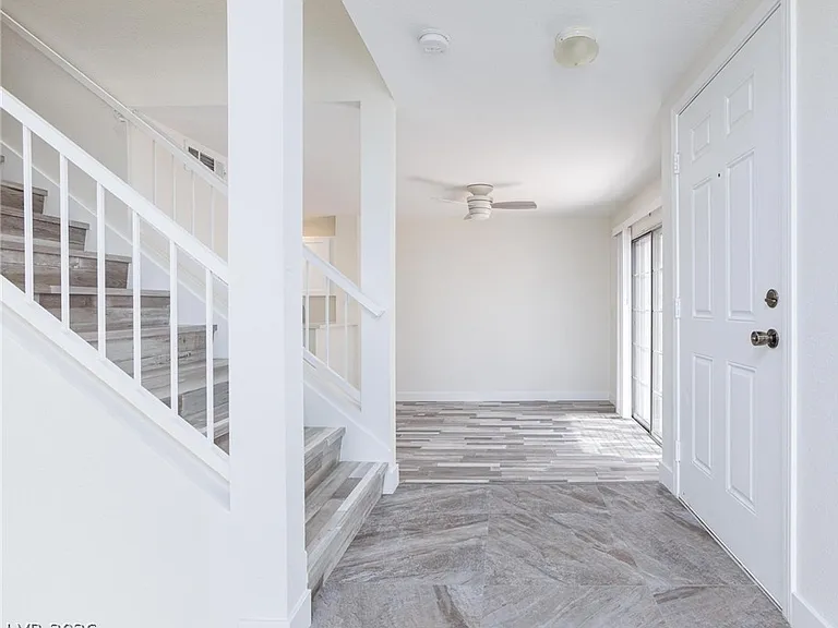 8048 W Rochelle Ave — Photo 10