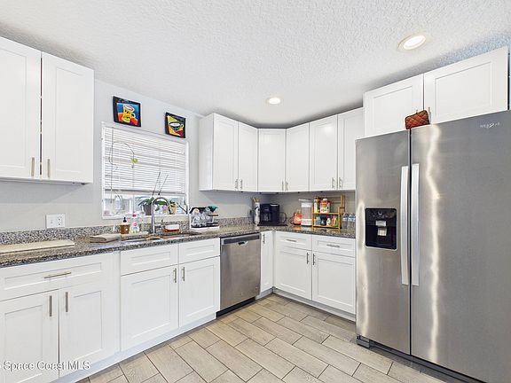 4th image of 1300 Lester Ct