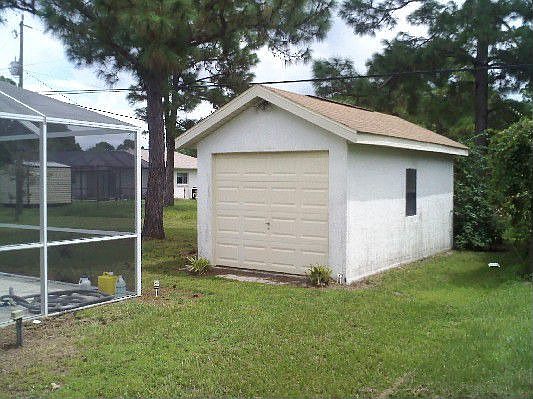 additional garage in rear