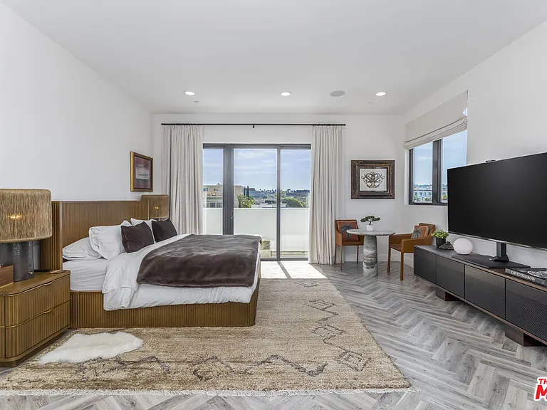 137 N Doheny Dr #4 — Photo 19
