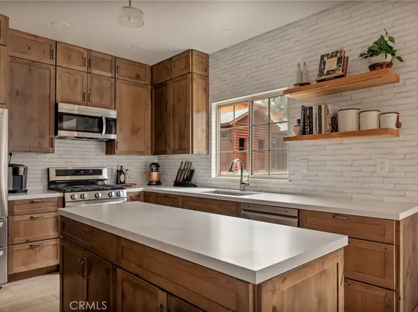 32425 Snowshoe Ln, Running Springs, CA 92382