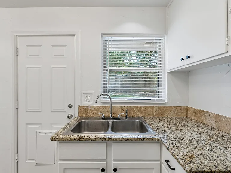 1600 Andover Ct — Photo 10