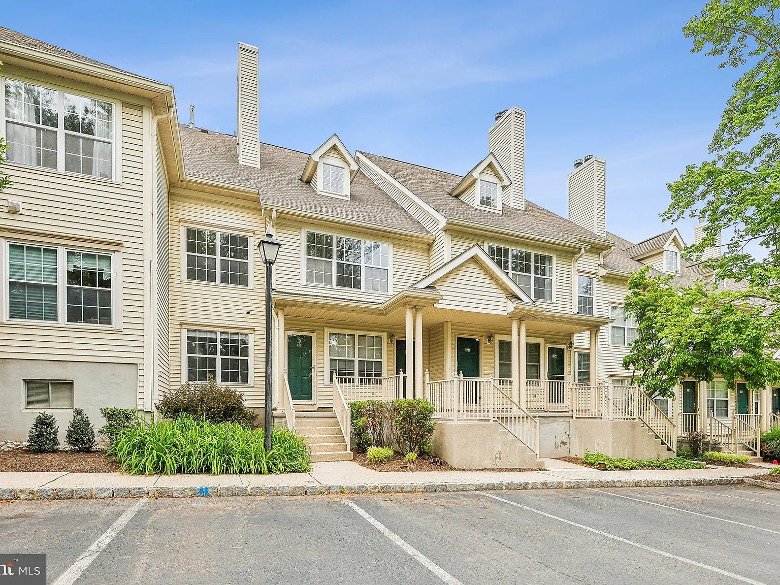2 bed, 2.0 bath, 1827 sqft, $4,000 — Photo 3