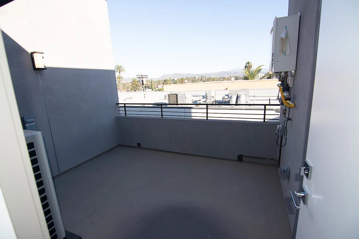 Building Photo - 1187 Crenshaw Blvd #101AA