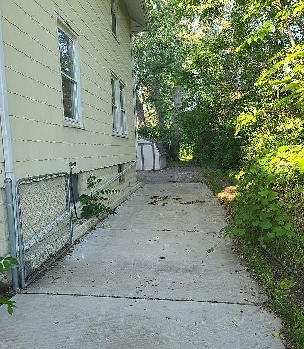 300 Baker St, photo 3