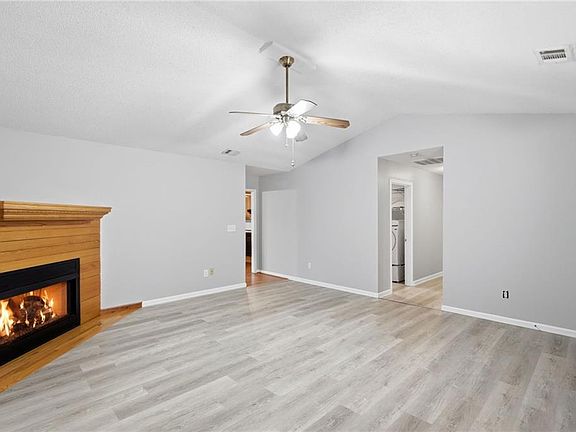 4th image of 1139 Davis Rd W