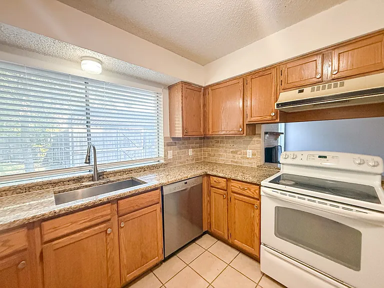 612-614 Towne House Ln — Photo 10