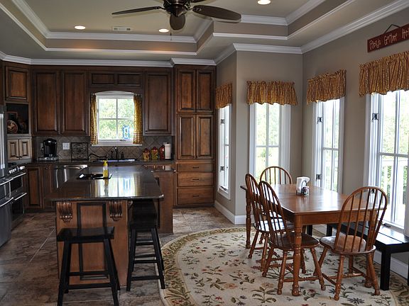 Kitchen and Breakfast